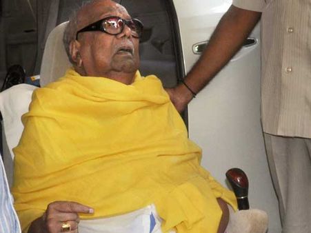 కరుణానిధి కుటుంబానికి ప్రభుత్వం షాక్: అన్నా పక్కన స్థలానికి నో, కోర్టుకెక్కిన డీఎంకే