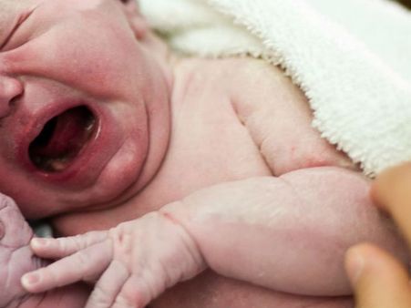 డెలివరీ టైంలో శిశువు తలను తీసి తల్లి కడుపులోనే మొండెం వదిలిన డాక్టర్