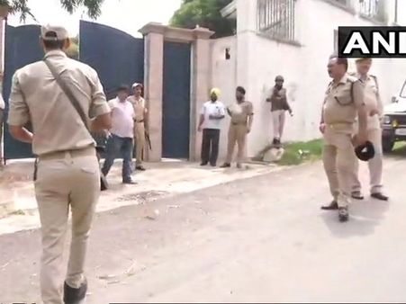 మాజీ సీఎం ఇంట్లోకి చొరబడేందుకు వ్యక్తి యత్నం: కాల్చి చంపేశారు