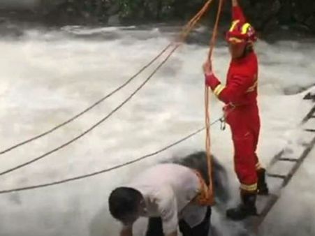 కారుతో సహా భారీ వరద మధ్యలో చిక్కుకున్న డ్రైవర్‌ను ఇలా కాపాడారు!