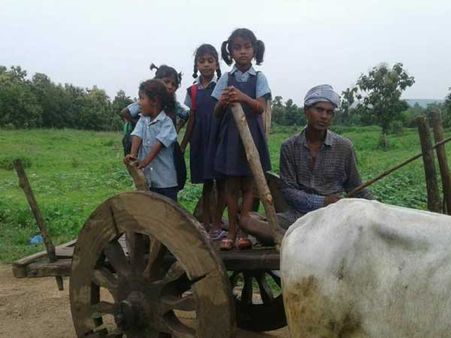 గొప్ప మనస్సు: ఈ గిరిజన గ్రామంలో వెలుగు నింపిన మహోన్నతుడు ఈ వ్యక్తి