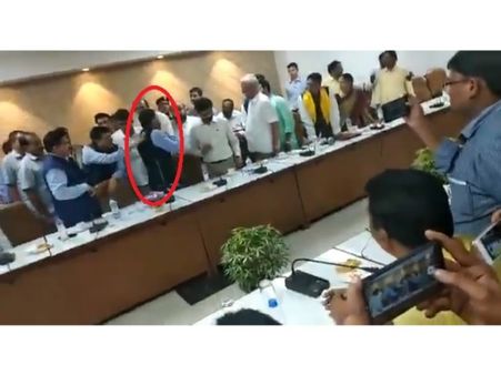 మీరెవరు?: కేంద్రమంత్రి ఎదుటే జీవీఎల్, టీడీపీ నేతల వాగ్వాదం, ధర్నా, బాబు మండిపాటు