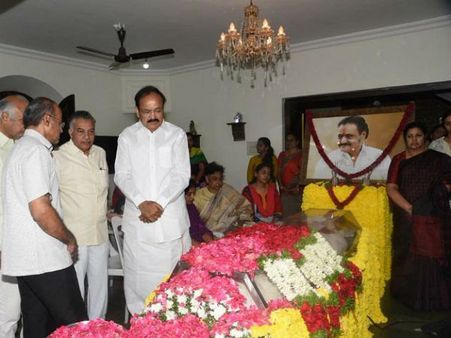 హరికృష్ణ పార్థీవ దేహానికి వెంకయ్య సహా ప్రముఖుల నివాళి: ఎవరెవరు ఏమన్నారంటే..?