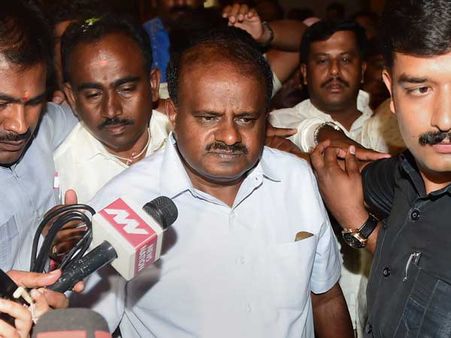 సీఎం షాక్ ఇచ్చిన ఐటీ శాఖ అధికారులు, అకౌంటెంట్ ఇంటిలో సోదాలు, సినీ తారలు!