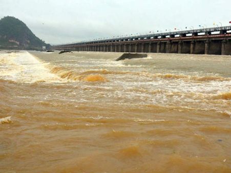 ధవళేశ్వరం వద్ద రెండో ప్రమాద హెచ్చరిక: భారీ వరద, తెరుచుకోని గేటు, ఆందోళన