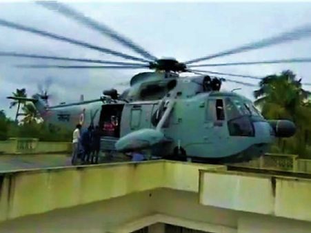 ప్రాణాలు ఫణంగా పెట్టి పైలట్ సాహసం: ఇంటిపైనే ల్యాండింగ్, 26మందిని కాపాడారు(వీడియో)