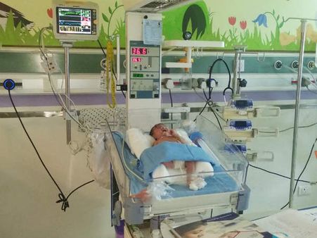 నెలల నిండక ముందే పుట్టిన మా బాబు ప్రాణాలు కాపాడేందుకు సాయం చేయండి