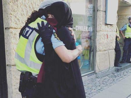 వైరల్ : ముస్లిం మహిళను హత్తుకున్న పోలీస్ ఆఫీసర్..ఎందుకో తెలుసా..?