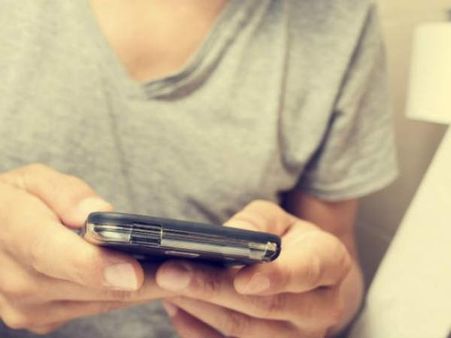 యువకుడి దారుణ హత్యకు దారితీసిన ఛాటింగ్:భార్యతో సరసాలు ఆడుతున్నాడని భర్త ఘాతుకం