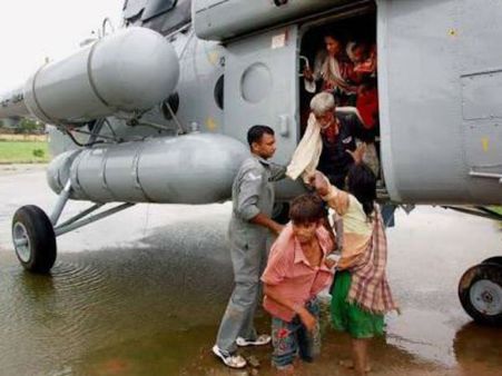 నదిలో చిక్కుకుపోయారు: హెలికాప్టర్ సాయంతో 19మంది కాపాడిన ఐఏఎఫ్