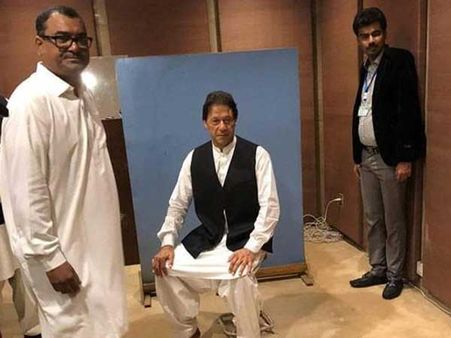 ఫోటో షూట్ కోసం ఉద్యోగి కోటు అడిగి తీసుకున్న ఇమ్రాన్ ఖాన్