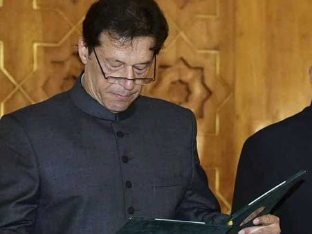 పాక్ 22వ ప్రధానిగా ఇమ్రాన్ ప్రమాణం: నవజ్యోత్ సింగ్ సిద్దు ప్రత్యేక కానుక, అధ్యక్షుడి పక్కనే సీటు