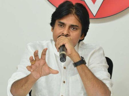 నాది నా స్థాయి కాదు, కానీ: ప్రెఫొసర్ కాళ్లకు పవన్ కళ్యాణ్ నమస్కారం