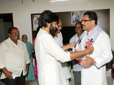 పవన్ సమక్షంలో జనసేనలోకి హరిరామజోగయ్య కుమారుడు