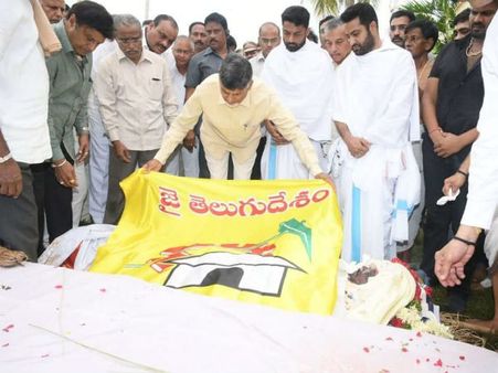 కన్నీటి వీడ్కోలు: మహా ప్రస్థానంలో అధికార లాంఛనాలతో ముగిసిన హరికృష్ణ అంత్యక్రియలు