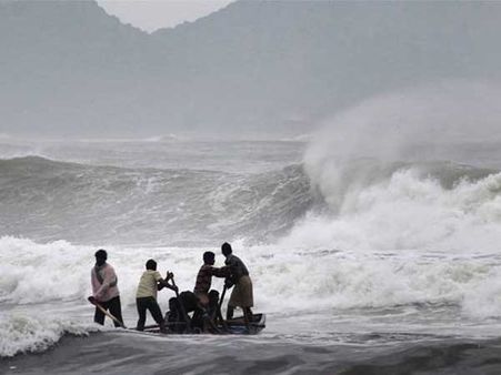 ఈ మత్స్యకారులే మృత్యుంజయులు:నడిసంద్రంలో తిండితిప్పలు లేక నరకయాతన