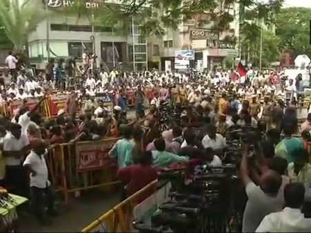 కరుణానిధి ఆరోగ్యం వెరీ క్రిటికల్: ఆసుపత్రికి అభిమానులు, నేతల తాకిడి