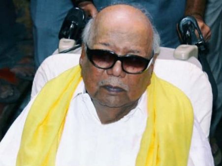 చెన్నైకి చంద్రబాబు, రాష్ట్రపతి కోవింద్: 30ని.లు కుర్చీలో కూర్చున్న కరుణానిధి