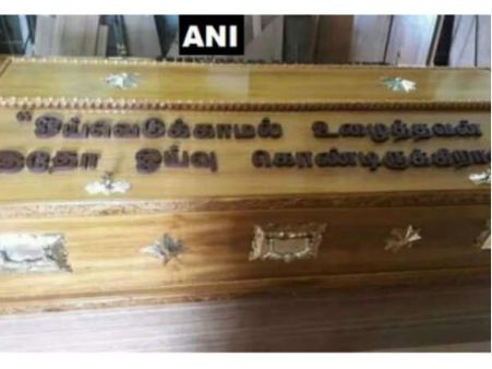 కరుణానిధి శవపేటికపై ఏం రాశారంటే: 33 ఏళ్ల క్రితం స్టాలిన్‌కు అదే మాట చెప్పారు