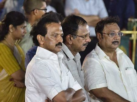 సీఎం చేతులు పట్టుకొని అడిగా, సమాధి అయ్యేవాడిని: స్టాలిన్, పార్టీ ఛీఫ్‌పై కరుణ తేల్చారు!