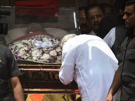 జయలలిత సమాధి పక్కనే కరుణానిధి అంత్యక్రియలు, ఆ ఇద్దరికి మధ్య