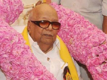 కరుణానిధి మృతి: కర్ణాటక-తమిళనాడు సరిహద్దుల్లో హై అలర్ట్, కేఎస్ఆర్ టీసీ బస్సులు!