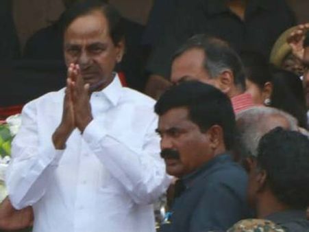 పిడికిలి బిగించి కరుణానిధి అమర్ రహే అని కేసీఆర్ నినాదం, స్టాలిన్‌కు ధైర్యం