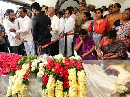 జూఎన్టీఆర్‌ను ఓదార్చిన కేసీఆర్, బాబుకు పరామర్శ: మానసిక ఒత్తిడి.. మోత్కుపల్లి కంటతడి