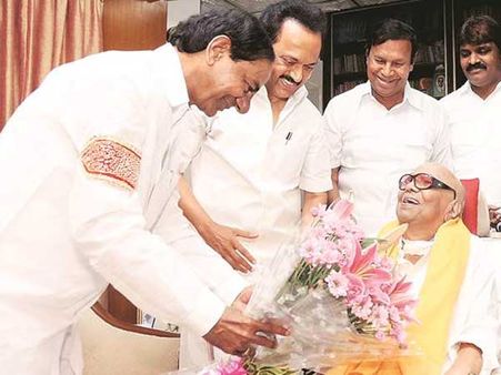 తమిళ ఆత్మాభిమాన ప్రతీక: కరుణ మృతి పట్ల కేసీఆర్ సంతాపం, రేపు చెన్నైకి?