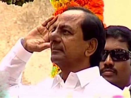 గోల్కొండలో జెండా ఎగురవేసిన కేసీఆర్: మోడీ మెచ్చుకున్నారంటూ ప్రసంగం