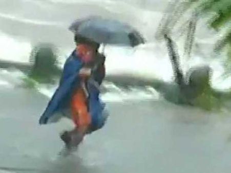 రియల్ హీరో: వరద దూసుకొస్తుంటే.. పరుగెత్తుతూ బాలుడ్ని కాపాడిన ఎన్డీఆర్ఎఫ్ అధికారి