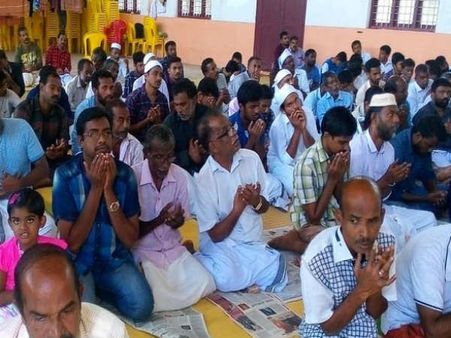 కేరళలో నీటమునిగిన మసీదు: దేవాలయంలో ముస్లీంల ప్రార్థనలు