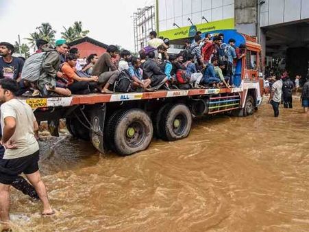 కేరళ వరదలు: వీపునే మెట్టుగా మార్చిన మత్స్యకారుడు, ప్రశంసల జల్లు