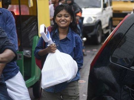 చేపలు అమ్మిన ఆ యువతి: కేరళ వరద బాధితులకు రూ.1.5 లక్షల సాయం