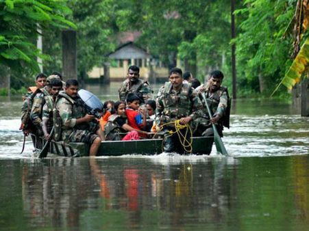 కేరళ వరదలు-అల్లరిచేష్టలు: శ్రమించి వెళ్తే, హెలికాప్టర్‌ను దింపి సెల్ఫీ అడిగి వెళ్లమన్నాడు