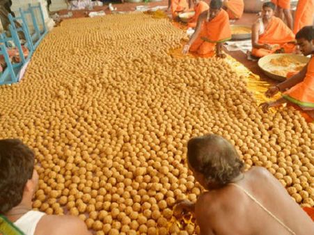 తిరుపతి:లడ్డూ కావాలా నాయనా...పిలిచి మరీ విక్రయాలు!