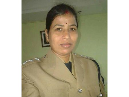 బెయిల్ కోసం వస్తే..: లంచం తీసుకుంటూ పట్టుబడ్డ పోలీసు అధికారిణి