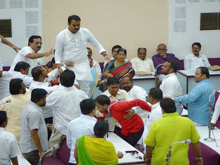 సభలో దాడి: సంతాప తీర్మానం వ్యతిరేకించాడని మజ్లిస్ నేతను చితకబాదిన బీజేపీ సభ్యులు