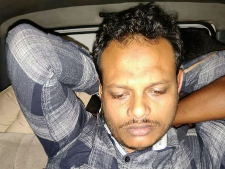 బెంగళూరులో అనుమానిత ఉగ్రవాది: జిలెటిన్ స్టీక్స్ సీజ్, భార్య, సోదరి, బావ మాయం!