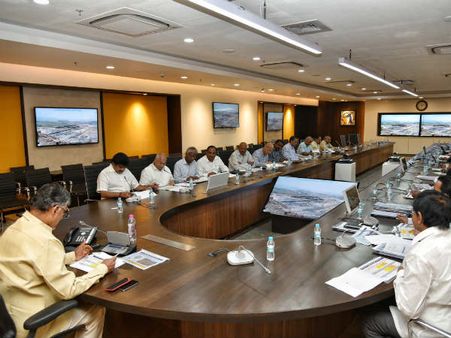 వర్షాల కారణంగా నెమ్మదించిన పోలవరం పనులు...ప్రాజెక్టుపై సీఎం చంద్రబాబు సమీక్ష