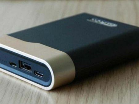 విమానాశ్రయంలో పవర్ బ్యాంక్ విసిరికొట్టిన మహిళ, పేలిపోవడంతో కలకలం