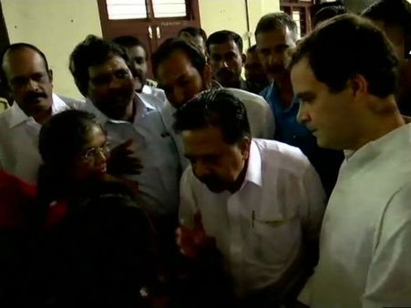 కేరళ వరదలు, కాంగ్రెస్ చీఫ్ రాహుల్ గాంధీ భేటీ, ధైర్యంగా ఉండాలి, రెండు రోజులు!