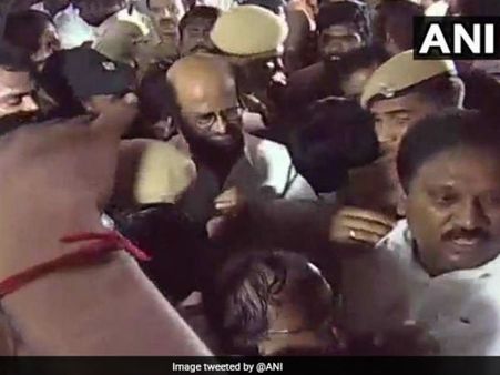 గోపాలపురం నివాసానికి కరుణానిధి భౌతికకాయం: నివాళులర్పించిన రజినీకాంత్, మమత