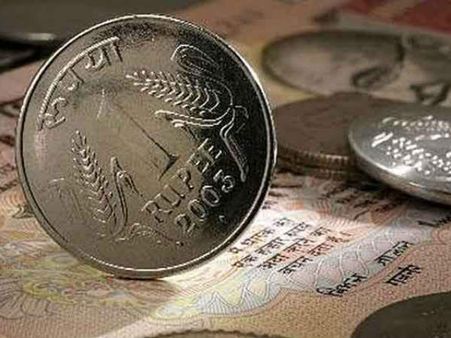 చరిత్రలో తొలిసారి భారీ పతనం: డాలర్‌తో రూపాయి మారకం విలువ 70.08! ‘లిరా’ ఎఫెక్టే