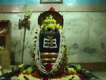 విచిత్రం:శివాలయంలో హుండీ దోపిడి...విగ్రహాలు చోరీ కాకుండా నాగుపాము కాపలా!