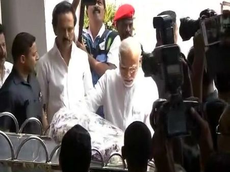 అశ్రునయనాలతో మెరీనాలో అంత్యక్రియలు, ఫ్యామిలీ కన్నీరుమున్నీరు: పళనికి హైకోర్టు షాక్