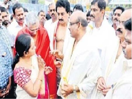 నేను లోకల్‌ ఎమ్మెల్యేని...నన్నే స్వామి వారి ఆలయంలోకి రానివ్వరా ?:తిరుపతి శాసనసభ్యురాలు ఆగ్రహం