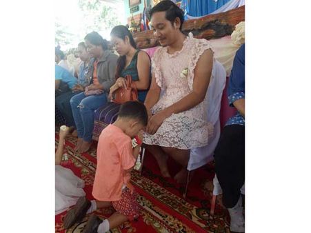 సూపర్ డాడ్: పిల్లలకోసం తల్లిలా ముస్తాబై స్కూలుకెళ్లిన తండ్రి..వర్త్ రీడింగ్