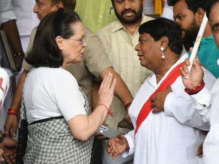 మోడీ బావా..: థర్డ్ జెండర్ వేషంలో శివప్రసాద్ నిరసన, సోనియాగాంధీ ప్రశంసలు