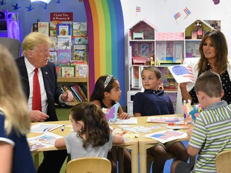 ట్రంపు మళ్లీ కంపయ్యాడు: అమెరికా జాతీయ జెండాకు తప్పుగా రంగులు వేసిన అధ్యక్షుడు